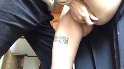 Okul tuvaletinde squirt, gerçek bir köpüklü orgazm - öğretmenim elinden gelenin en iyisini yaptı